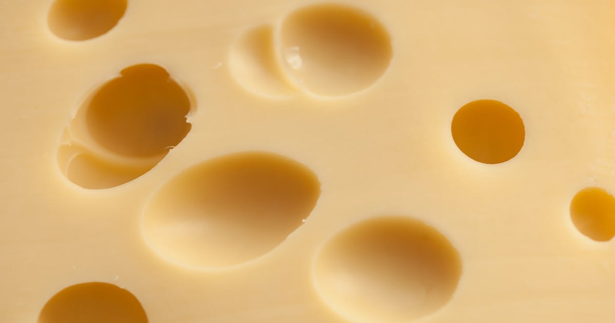 Желтый сыр с дырками